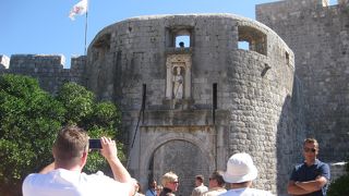 バス乗り場の前