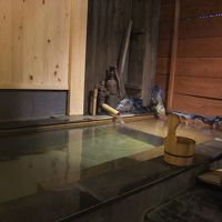 かけ流しの半露天風呂付きです〜