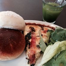 キッシュとパン