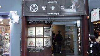 入口に小さく明洞餃子と漢字表記があり、昼時は行列ができてるのですぐわかります