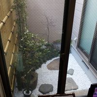 談話室奥には小さいながら坪庭があり、京都らしさを演出。