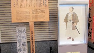 以前はコンビニの横に石碑が建っているだけでしたが、今は説明板もあります