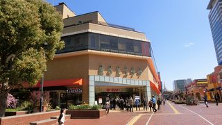 人工都市のショッピングセンター