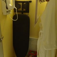 部屋にはアイロンとバスローブがあります。
