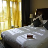 ベッド　見晴らしもいい部屋