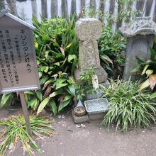 門の近くにあります