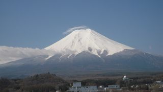 羽田から那覇へ向かう飛行機から見えた富士山です。地上は曇っていましたが途中、上空から富士山が見えました。２０１３年に世界遺産に登録されました。