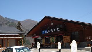 旅の気持ちを高めるログハウス風の建物。