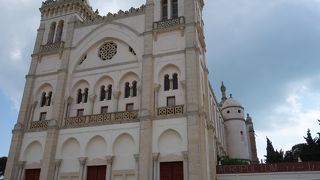 教会門前のみやげ物店がおもしろい。