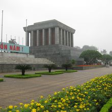 この廟にホーチミンが納められています
