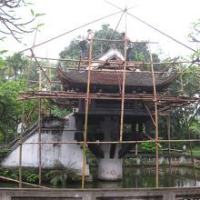 修理中でしたが、確かに１本柱です