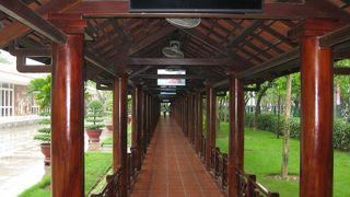 衛兵が厳しく管理しています。厳かな廟ですので、静かに尊敬の気持ちをもって訪ねて下さい