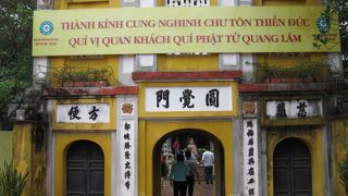 子宝のお寺で、一本柱の小さなお寺です。