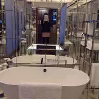 ガラス張り。シンクは二つ、シャワーブースももちろんあり。