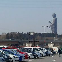 阿見のアウトレットから見える大仏。かめはめ波をうっている？