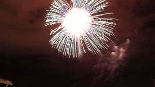 全国の花火師と見物客が集う