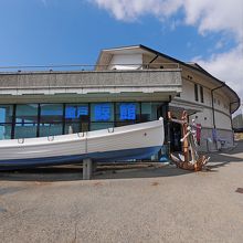 隣りに鯨館．直売所もある