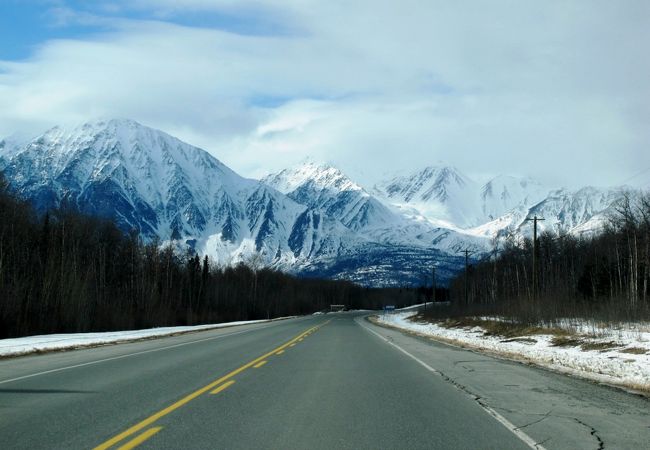 ホワイトホースから車で2時間の世界自然遺産、どこまでも雪山が続いて絶景です