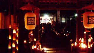 竹灯籠まつり開催時の竹灯籠がとてもきれい　真光山　経王寺