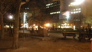 夕方でもにぎやかな公園の風情にマッチした