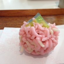 「富士と桜と春の花」のテーマの和菓子です。