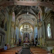 「前室」から見た「身廊」と「祭壇」