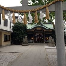 住宅街の真ん中、広い敷地の神社です