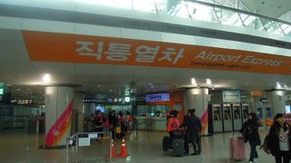 各駅でもソウル市駅まで50分、W4550、EXPRESSでもW8000でとても快適