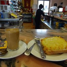 駅構内のカフェテリア