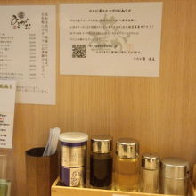 店内も清潔そう　醤油もあります