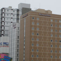 両サイドの建物に見事に挟まれている