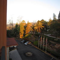 山側ビューだったので駐車場と小さな庭だけ