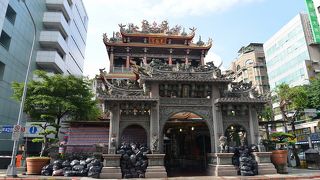 都会にある立派なお宮