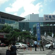 近代的な現ソウル駅、隣には昔のソウル駅も
