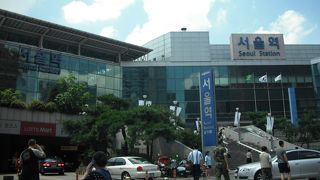 近代的な現ソウル駅、隣には昔のソウル駅も