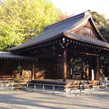 秋景色の能楽堂