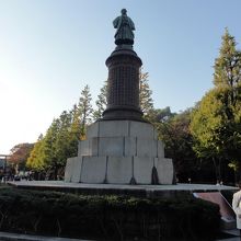 参道の中央に建つ銅像