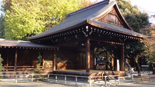 ひっそりと佇む