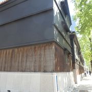 大阪の道修町に残る黒塗り木造家屋