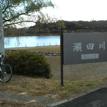 ゆったり流れる幅広の川です。