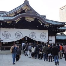 大勢の参拝客が集まる