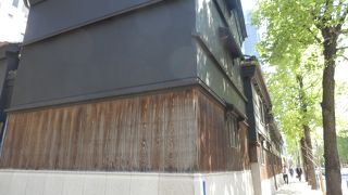 大阪の道修町に残る黒塗り木造家屋