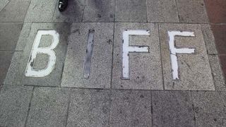 とにかく人が多いです。