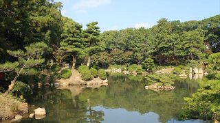 池と庭園きれいです。