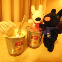 近くのモノプリで購入したヨーグルトをお部屋で...もぐもぐ