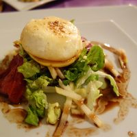 温かいチーズの酸味とリンゴの甘さが最高に美味しいサラダ。