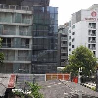 BTSのホームから。宿泊した部屋が見えます。