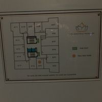 ホテルの客室図。エレベーターを囲うように部屋が配置されていま