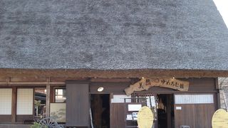 大きな木の芸術品と小物販売などの店。