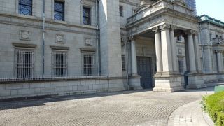 大阪の中之島で君臨する建築物